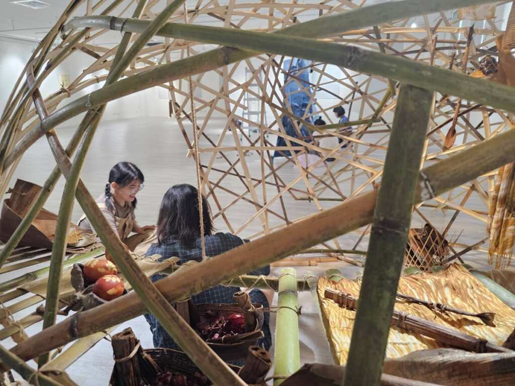 ▲藝術家陳依慧與羅聿綺共創作品中。(臺北市客委員會提供)