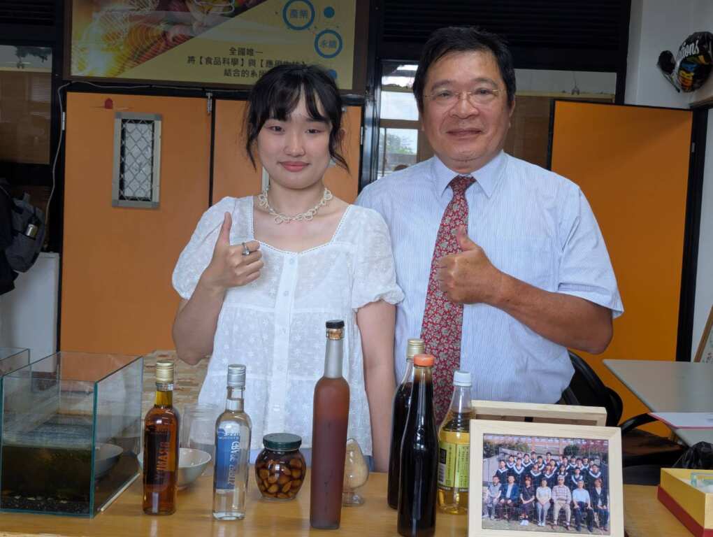 ▲大葉大學藥保系林郁進老師(右)肯定陳郁琇同學(左)的表現。（大葉大學提供）