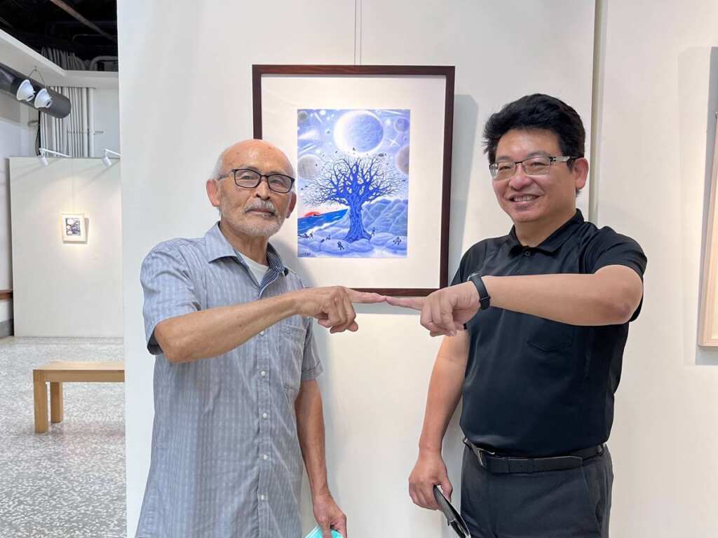 ▲藝術家鍾復榮(左)與國立新竹生活美學館葉于正館長(右)於畫作前合影。(新竹生活美學館提供)