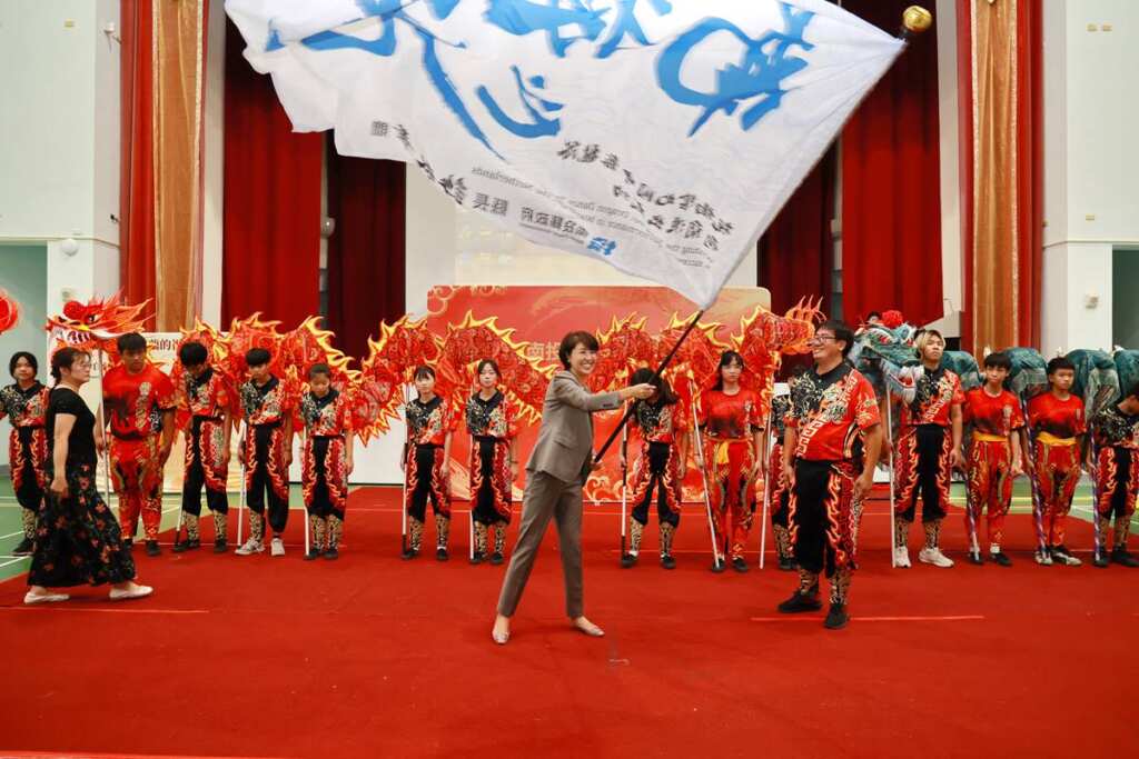 ▲營北國中舞龍隊受邀荷蘭演出，南投縣長許淑華授旗。（南投縣政府提供）