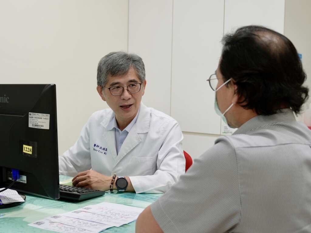 ▲秀傳神經內科首席主任巫錫霖(左)建議病人調整生活習慣來改善睡眠問題。（秀傳醫院提供）