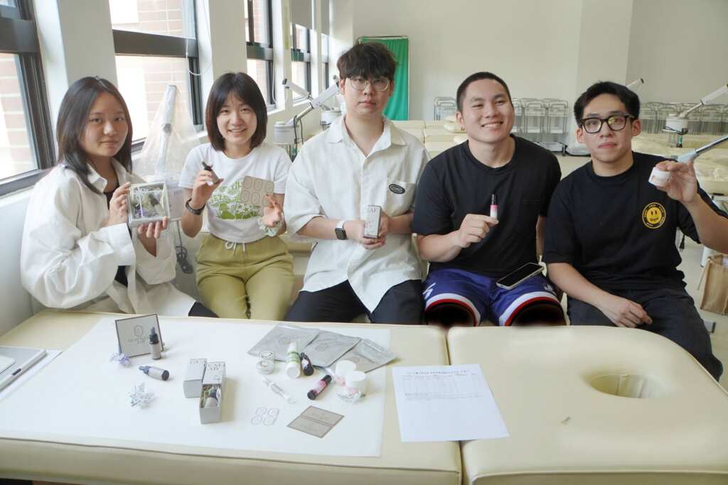 ▲大葉大學藥保系學生介紹以芭樂葉為材料的保養品。（記者林明佑翻攝）