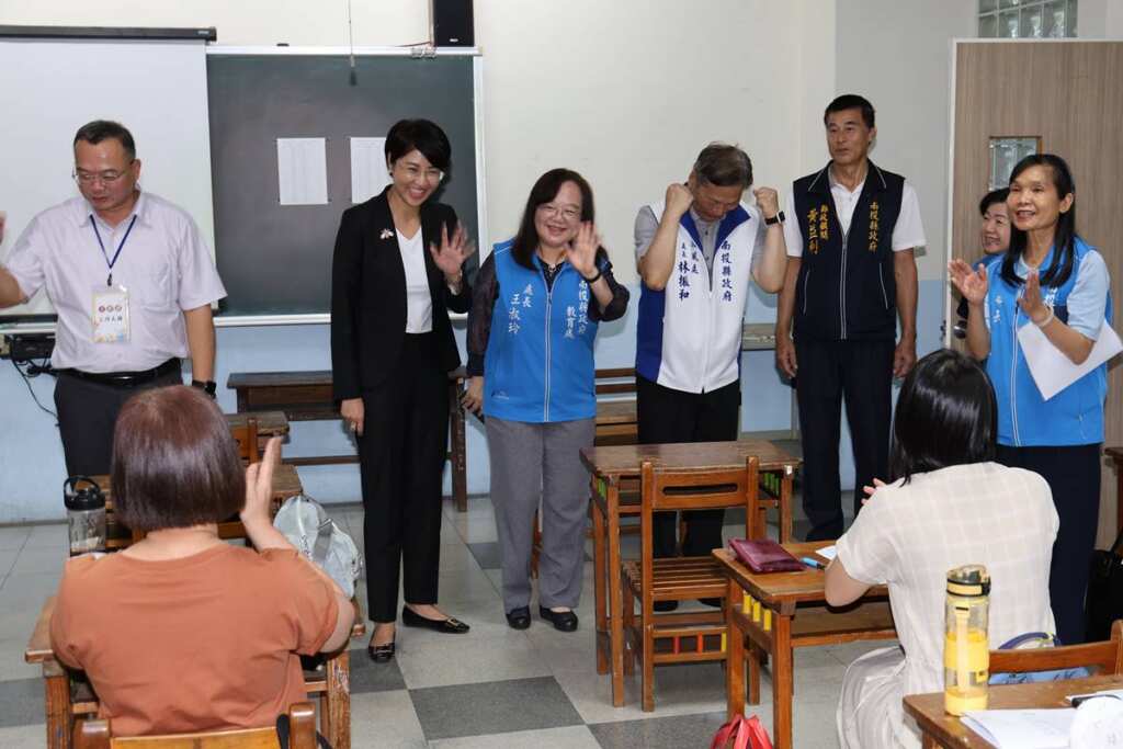 ▲南投縣長許淑華專程巡視考場，慰勉試務工作人員辛勞，更到休息區為考生加油打氣。（南投縣政府提供）