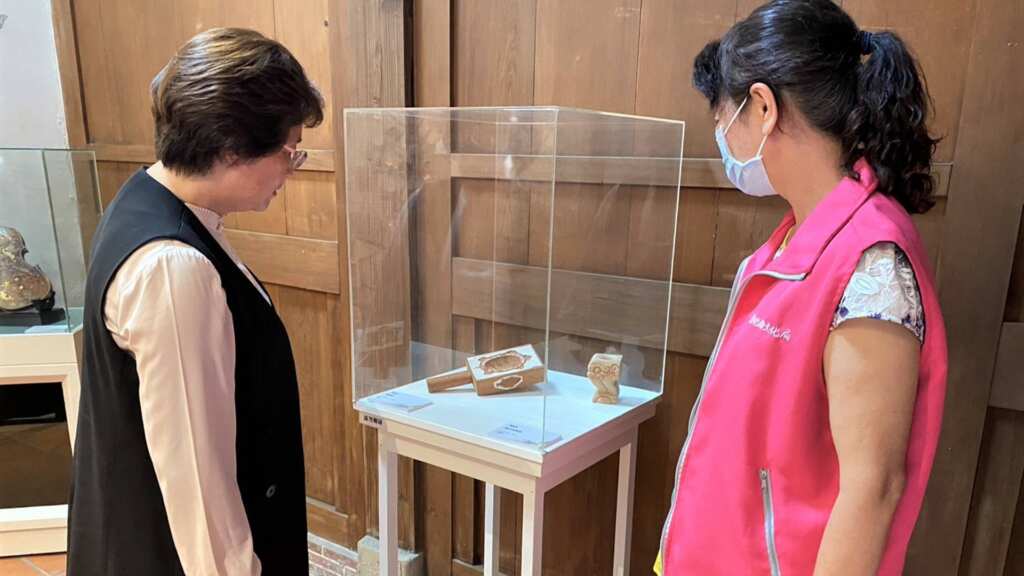 ▲《手心裡的風景：自然的藝痕》工藝特展，彰化縣長王惠美前往觀展。（記者林明佑翻攝）
