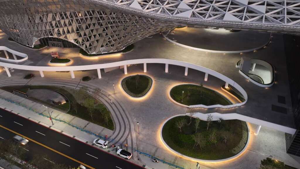 ▲會展中心夜間燈光呈現建築美學。（台中市建設局提供）