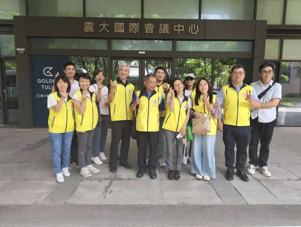 ▲中彰榮家呂德義家主任(左5)率領榮家同仁前往臺中港環境教育中心環境教育。
