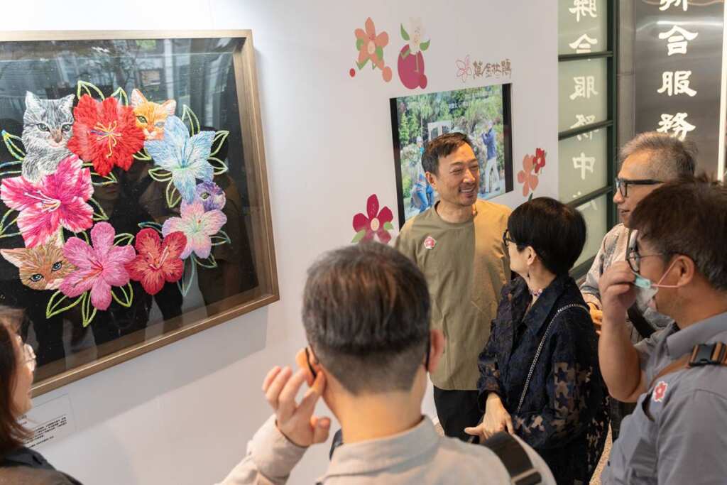 ▲民眾在2025萬金杜鵑攝影展觀展。(新北市農業局提供)
