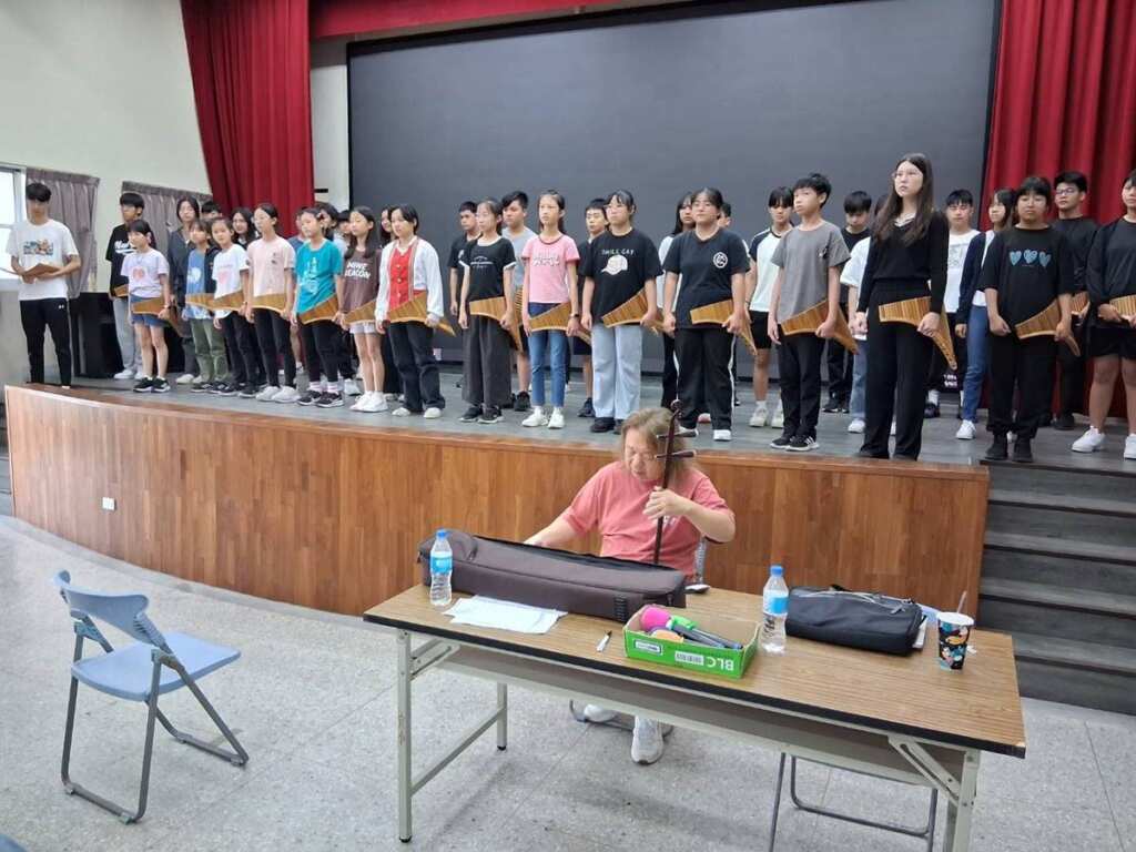 ▲花蓮縣年度音樂盛事「2025「笛琴爵戀」流行金曲」排笛聯合音樂會於6月15日在花蓮縣文化局演藝廳隆重登場，邀集縣內26所國中小學、超過600位學生聯合演出。（花蓮縣教育處提供）