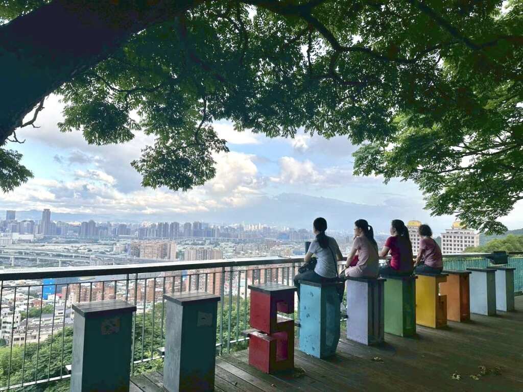 ▲五股水碓觀景公園「賞景健身展望台」及「看飛機展望台」讓市民晨覽雙北景色、午後賞夕陽、夜間觀燈火，盡享四時美景。（新北市景觀處提供）