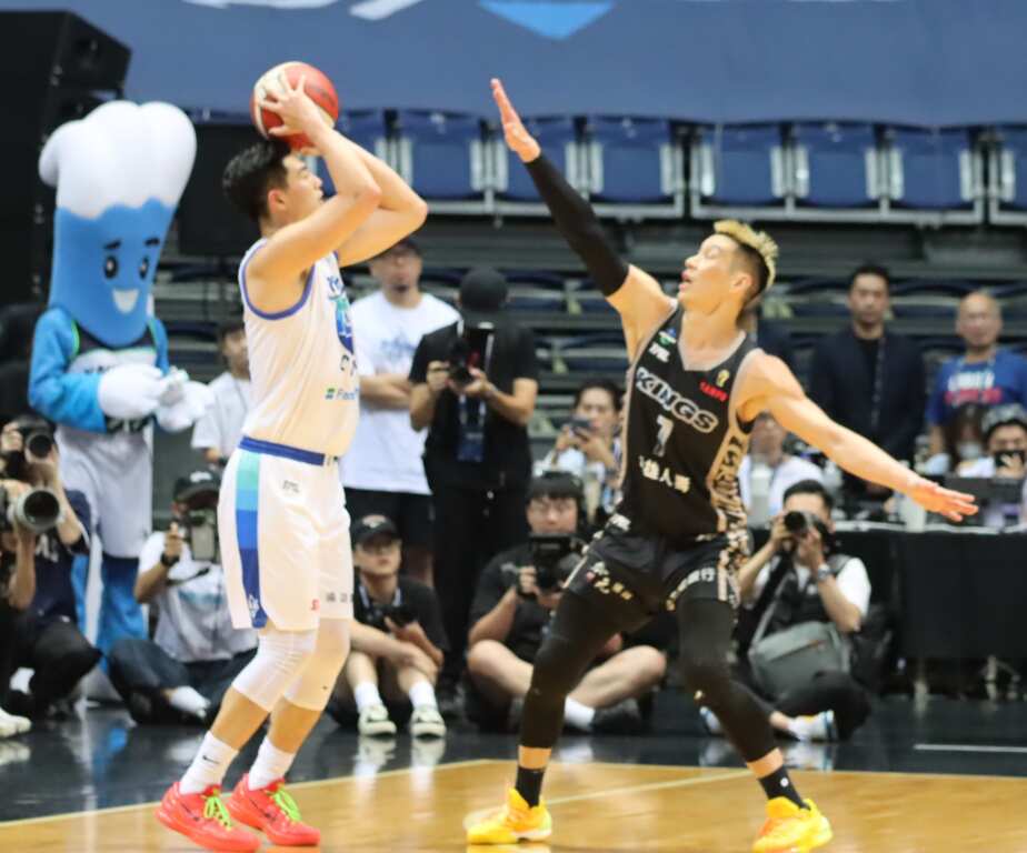 海龍王胡瓏貿投進4個三分球,是海神隊在這場8度互有領先賽事勝出的關鍵先生。 (潘安彥攝影)