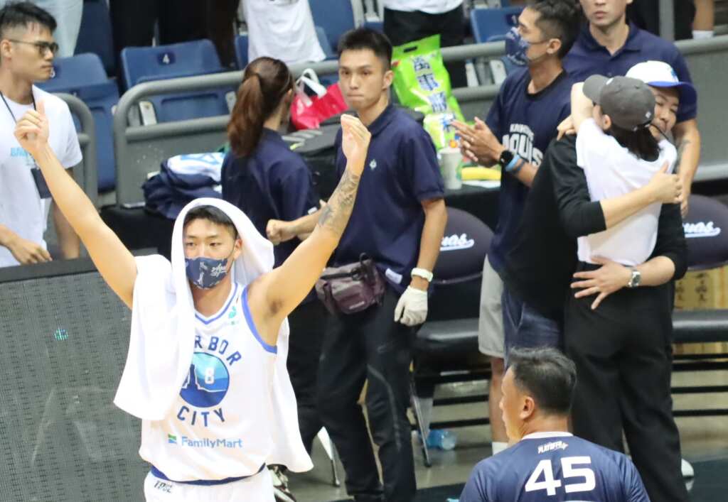全家海神隊成功取得G6的逆轉勝，球員歡呼勝利的同時，高雄巨蛋董事長侯嘉騏(右)興奮的夫妻相擁。 (潘安彥攝影)