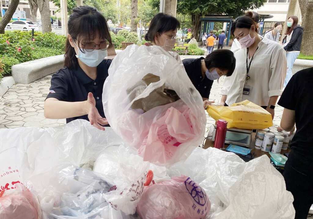 ▲臺中榮總統計,活動共回收逾150公斤塑膠袋。(臺中榮總提供)