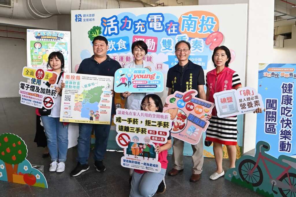 ▲南投縣政府衛生局於今日在南投縣農工商會展中心舉辦「長者活躍老化競賽－活力南投 銀齡飛揚」，南投縣長許淑華下午偕同立法委員游顥親至比賽現場為長者加油打氣。（記者張玉泰攝）