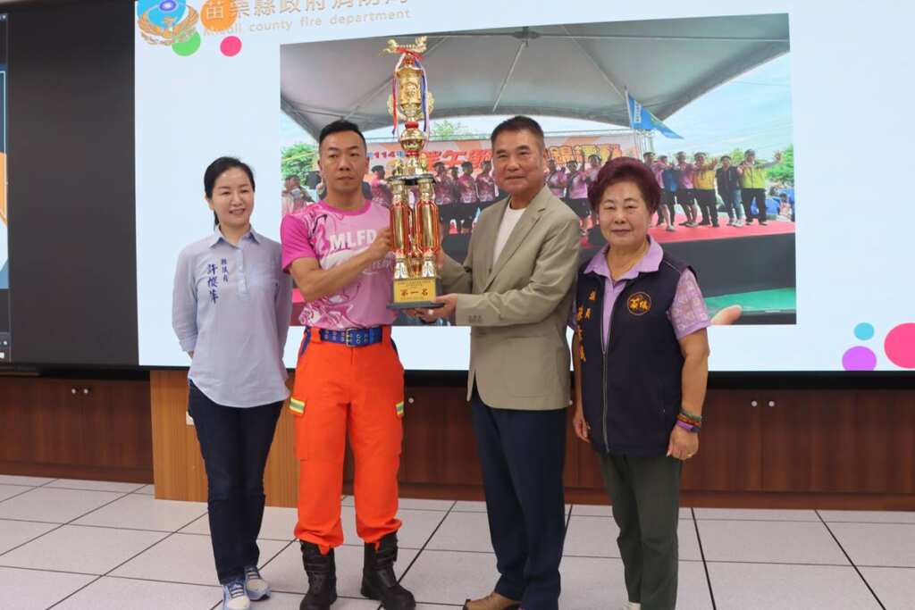 ▲頒發端午節龍舟賽五連霸選手。
