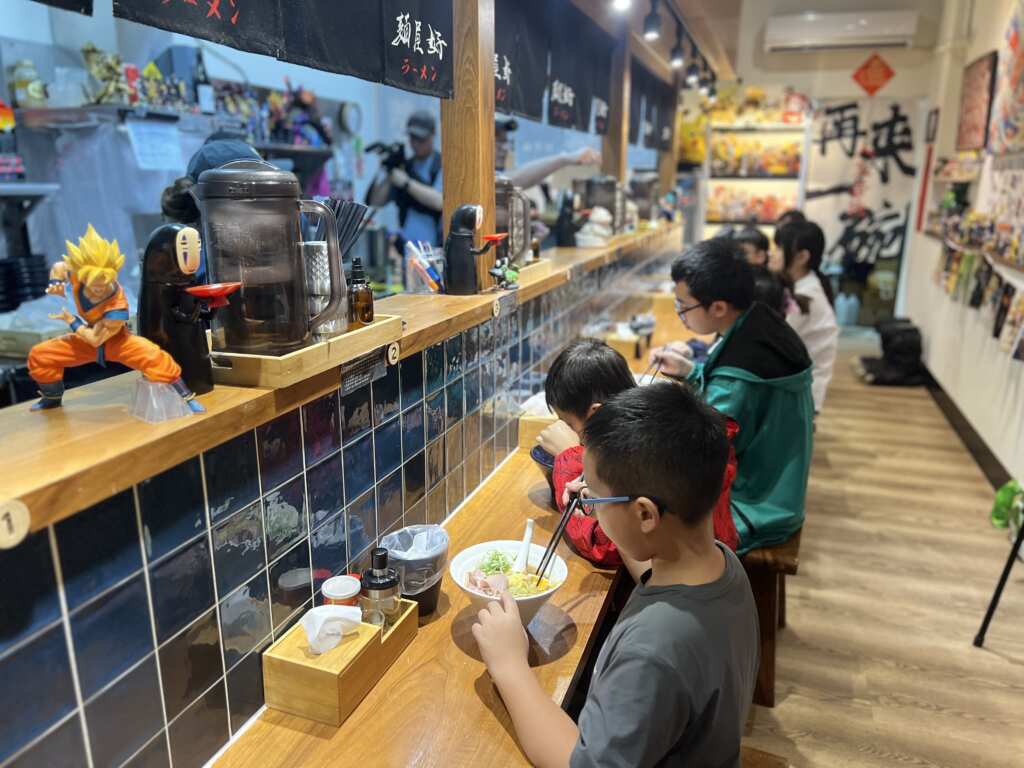 ▲南投縣竹山鎮人氣餐飲店家「麵屋好」邀請竹山及鄰近鄉鎮10歲至18歲的孩童免費享用拉麵大餐。（記者蘇彩娥攝）
