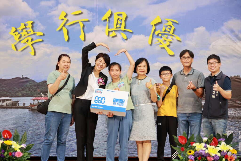 ▲南投縣長許淑華親頒「縣長獎」，計有420位學生接受表揚。（南投縣政府提供）