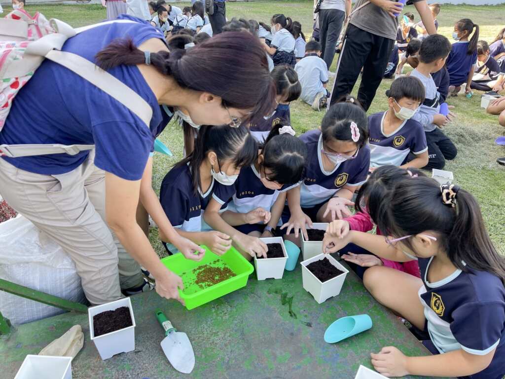 ▲在老師引導下親手播種，透過實際操作，培養對農業與食物來源的認識。（臺中農改場提供）