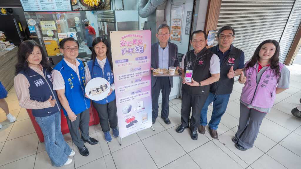 ▲桃園市副市長王明鉅至愛心店家兌換餐食。（桃園市政府提供）