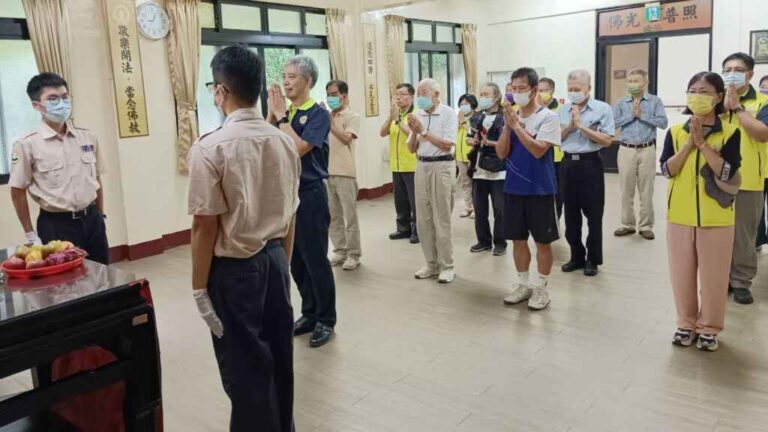 ▲緬懷先賢先烈　中彰榮家中元節祭祀歷年亡故榮民，由主任呂德義擔任主祭官，全體與會人員向先賢先烈及故榮民牌位行三鞠躬禮，儀式莊嚴肅穆。（彰化縣政府提供）