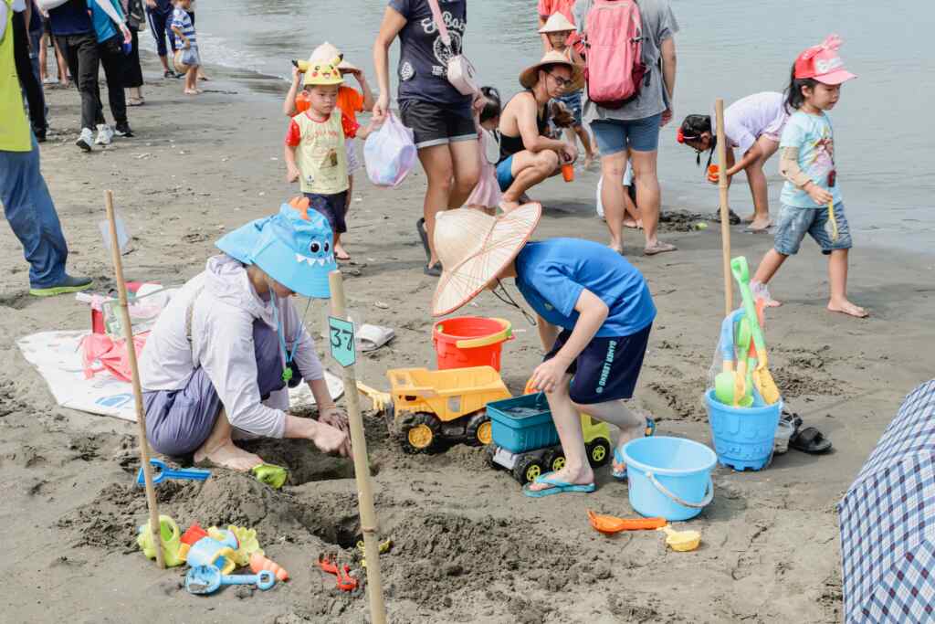 暑假青春專案「少年社區公益活動暨沙灘同樂創意競賽」