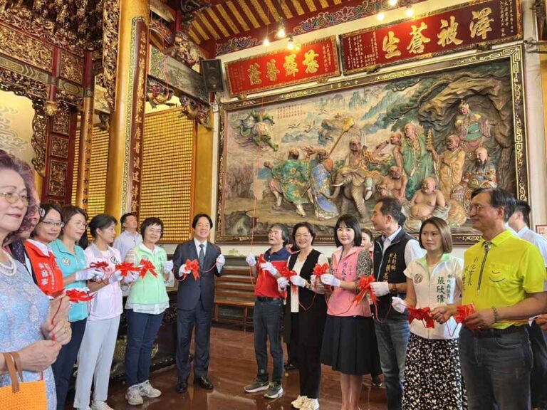 ▲總統賴清德今天上午到大庄慈雲寺參香祈福贈匾「澤霈萬方」揭牌。（彰化縣政府提供）