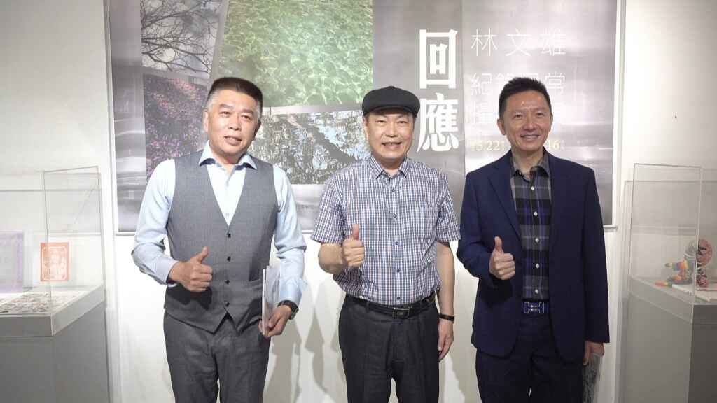 ▲台灣發展研究院飛航部部長林盈慶與精油公司郭開熏總裁今天各自認捐一幅畫作,捐助國企系、美容系,期盼激起更多校友的響應。(記者林明佑攝)