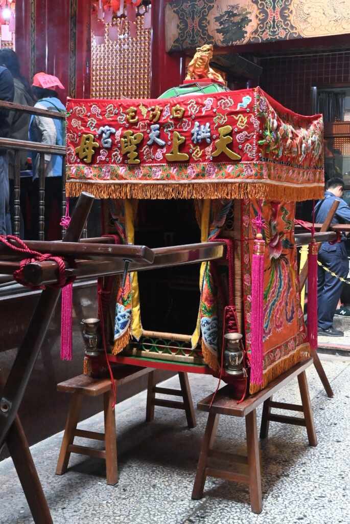 ▲白沙屯拱天宮媽祖鑾轎因為轎頂覆蓋一層粉紅色薄帆布,行進有時非常快速,因此被信徒暱稱為「粉紅超跑」或是「粉紅法拉利」。(記者張玉泰攝)