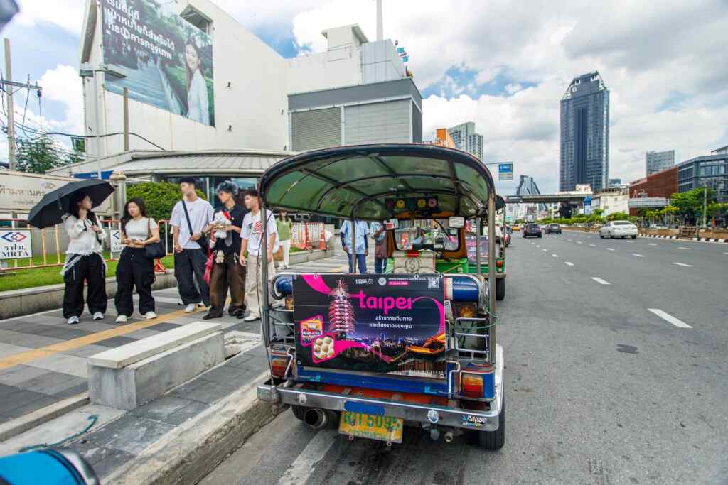 ▲曼谷市區嘟嘟車換上臺北城市新衣。（台北市觀傳局提供）