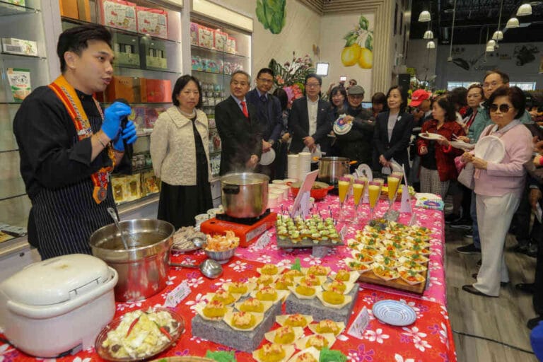 ▲透過食譜與加拿大當地的民眾的溝通交流，讓加拿大當地消費者更進一步瞭解臺南，為日後的外銷合作爭取更多的通路。（臺南市政府提供）