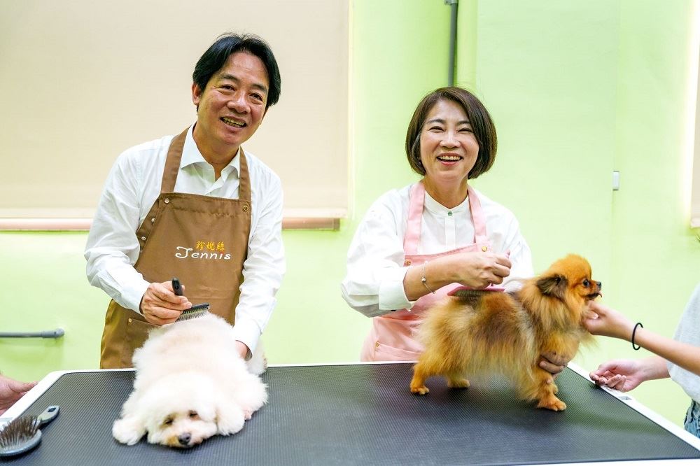 ▲屏東縣動物之家是佔地最廣的一座,兼具收容及野生動物救傷的暫時停放區。左起:總統賴清德、屏東縣長周春米。(屏東縣政府提供)