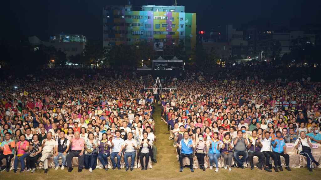▲彰化懷舊金曲演唱會在圓林園開唱,吸引超過7,000名民眾到場聽歌,縣長王惠美也親自到場與滿滿的人潮一起聆聽,共同回味青春年代的歡樂與美好!(彰化縣政府提供)