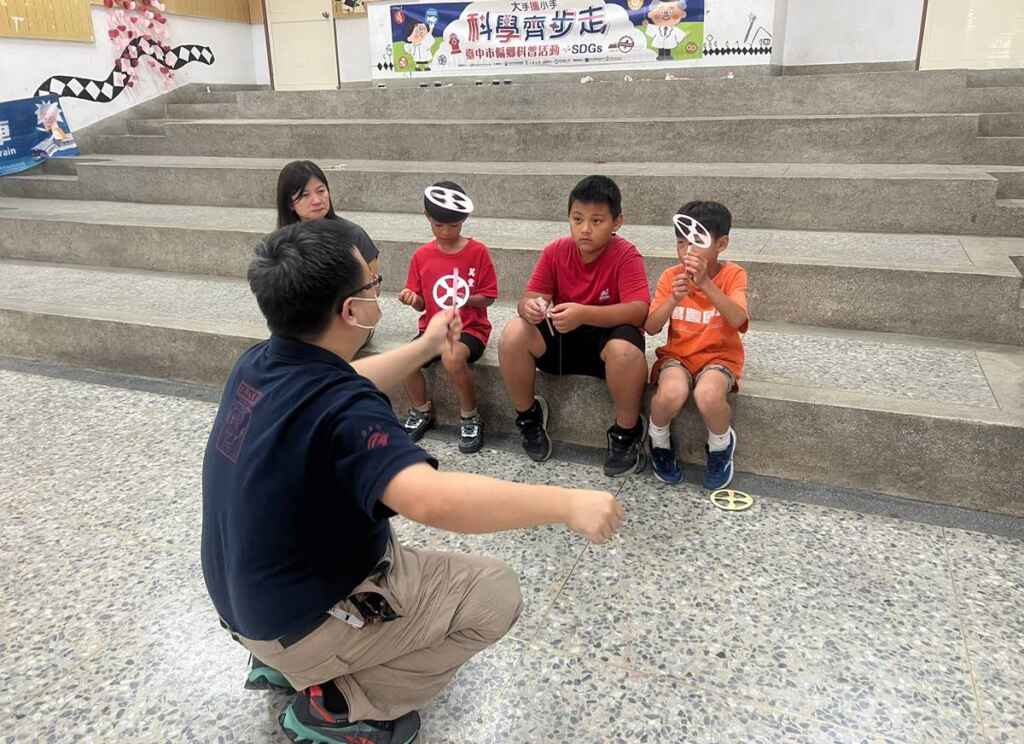 ▲萬豐國小小朋友開心展示自己做的紙昇機。(大葉大學提供)