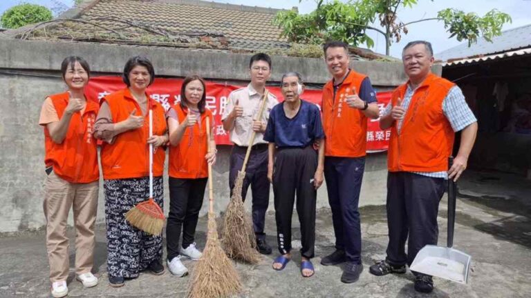 ▲彰化縣榮服處替代役與榮欣志工，協助高齡榮民居家環境打掃。（彰化縣榮服處提供）