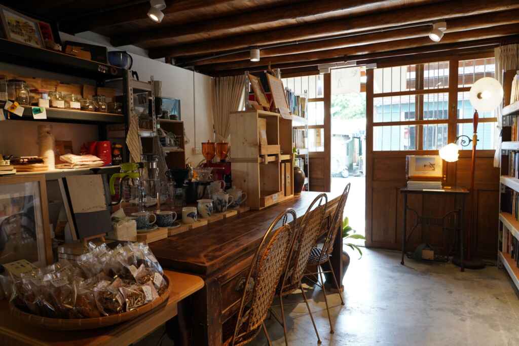 ▲春葵書咖啡由屋齡超過90年的成豐碾米廠改建,民眾可以在這裡翻閱藏書、聽音樂、喝手沖咖啡。(嘉義縣政府提供)