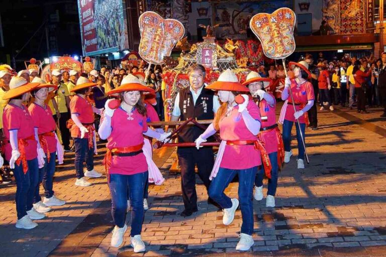 ▲台中樂成宮旱溪媽祖遶境十八庄，為期22天，行經11區、116里為地方祈福，沿途受到信眾熱烈歡迎，氣氛熱絡，媽祖鑾轎4月30日晚在號角隊、鑼鼓陣護衛下回鑾安座。（記者林明佑翻攝）