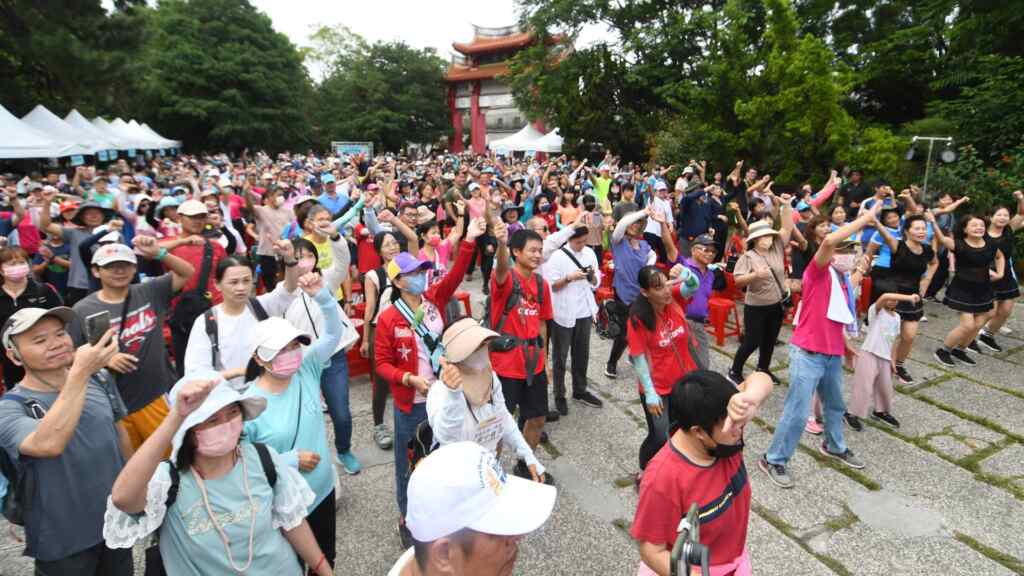 ▲今年的「卦山大縱走 彰化兜兜圈」第四場健行活動，在彰化縣社頭鄉清水岩寺廣場熱鬧展開，吸引超過二千位民眾參與。（記者林明佑翻攝）