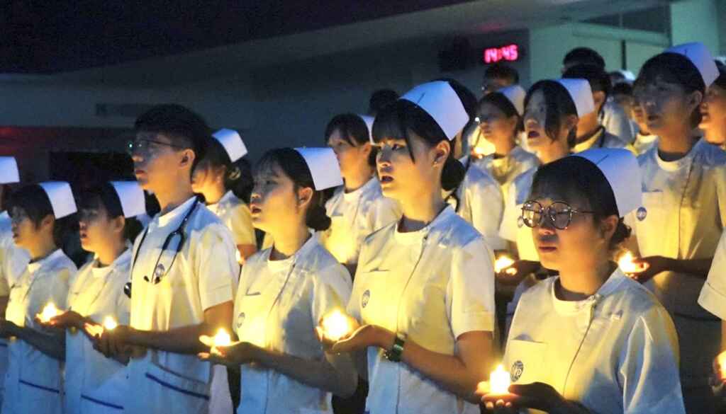 ▲暨南大學抒解護士荒!南投首批護理新尖兵加冠後投入臨床實習。(記者張玉泰翻攝)