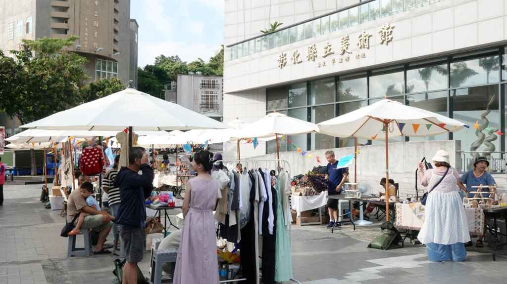 ▲彰化縣立美術館前有卦山3號主題市集。(記者林明佑攝)