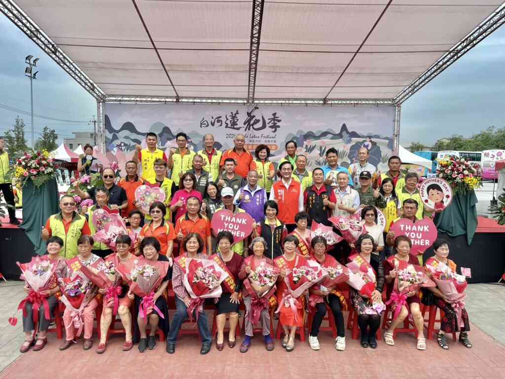 ▲2024白河蓮花季開幕暨母親節表揚大會,特規劃農產品及傳統辦桌文化結合之蓮子千人饗宴。(台南市政府提供)