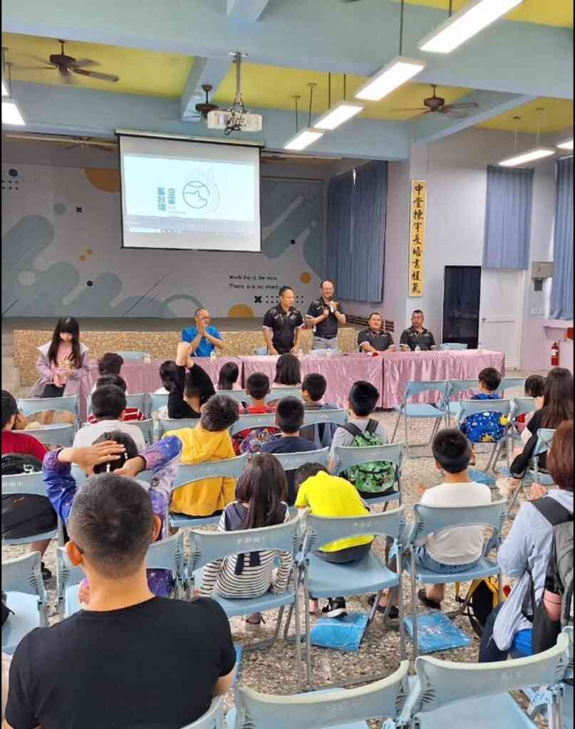 ▲參訪活動在中興國小大禮堂拉開序幕,由立富畜牧場負責人劉芸富分享自身近20年的畜養經驗,並跟全體師生簡報其融合過去傳統畜牧經驗與高科技飼育設備的現代化養豬場發展現況和未來願景。(記者林明佑翻攝)