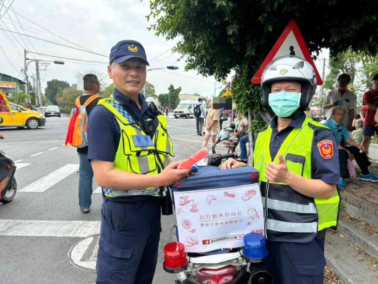 ▲彰化縣警察局北斗分局體恤執勤員警辛勞，避免因大甲媽祖遶境護轎時間冗長而疏於補充水份導致脫水情事發生，指派專人打造行動休息補給站，讓執行員警揪感心。（彰化警方提供）