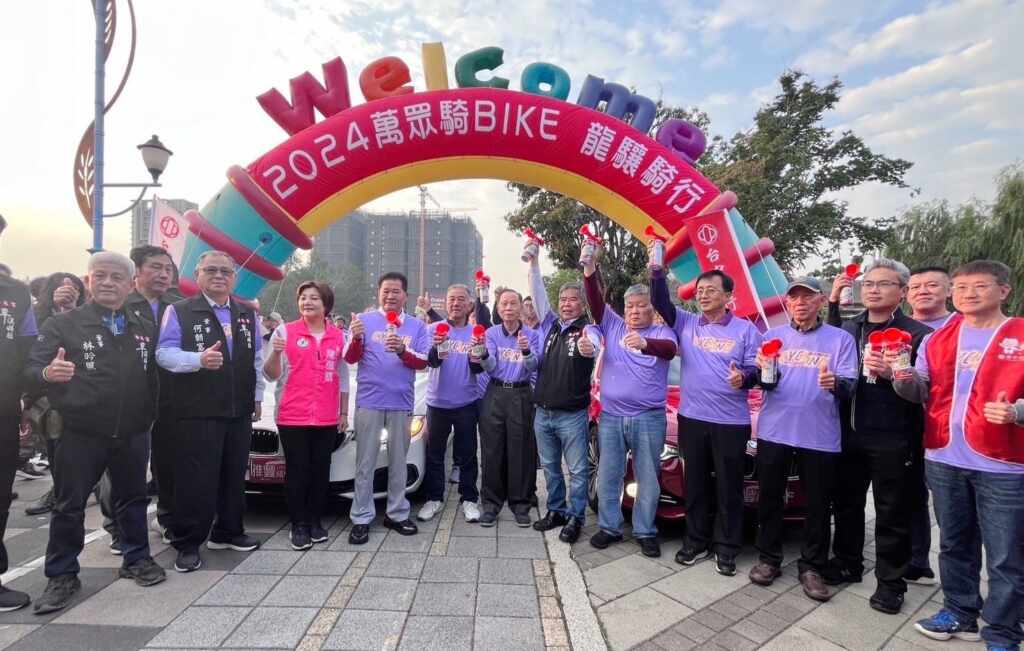 ▲貴賓-齊鳴槍啟跑,為所有車友加油打氣,騎出健康和活力。(台中市政府提供)