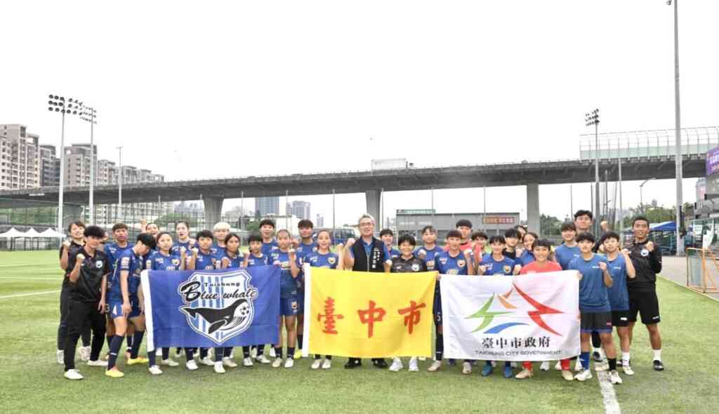▲ 運動局李局長親赴主場勉勵台中藍鯨女足預祝聯賽奪勝。（記者廖妙茜翻攝）