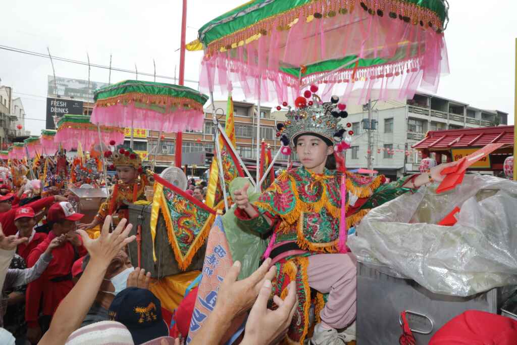▲「百足真人蜈蚣陣」由12歲以下孩童裝扮故事人物,是遶境隊伍中最受矚目、最受歡迎的陣頭。(臺南市政府提供)
