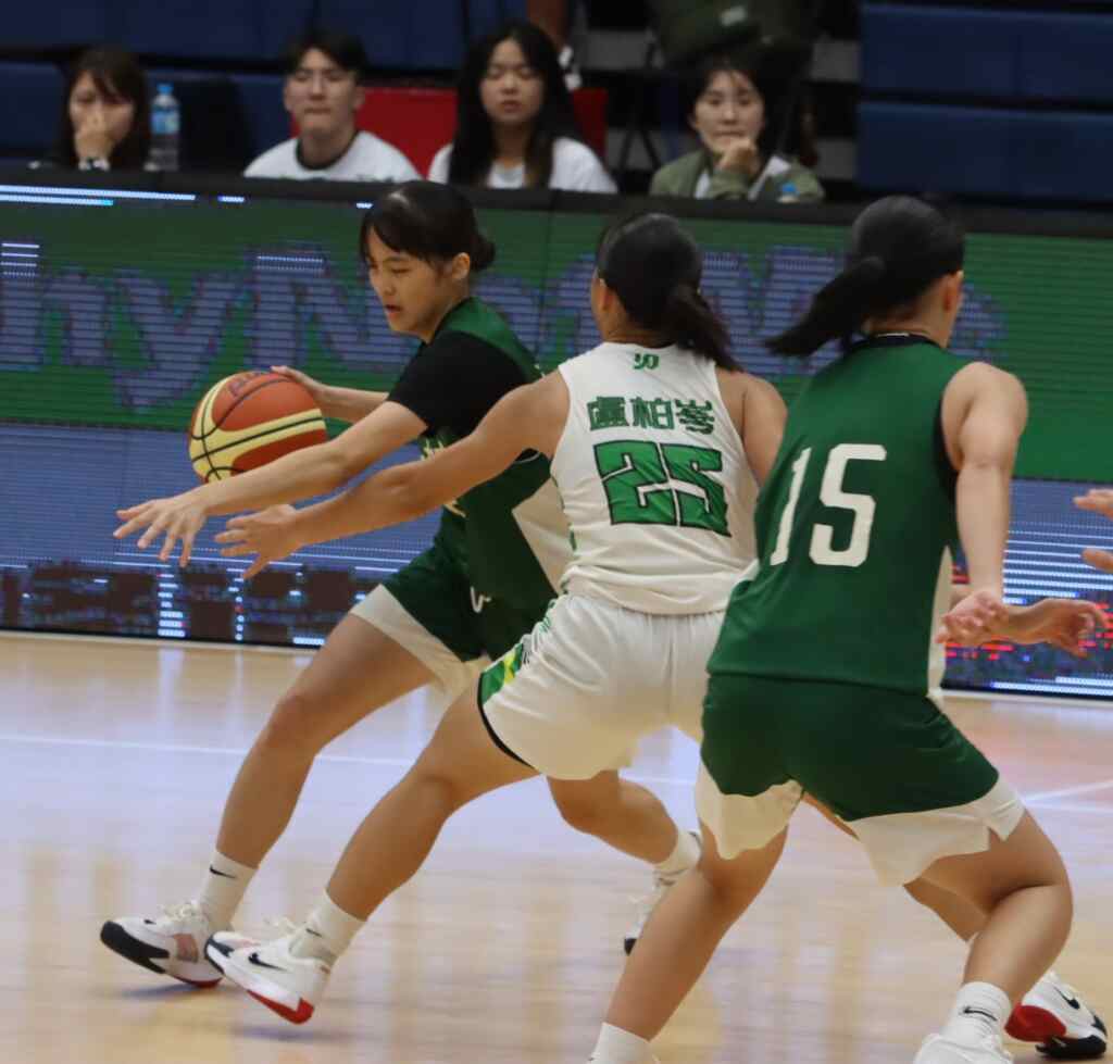 北一女中取得4連勝，在登峰造極青年籃球賽保持全勝之身。 (記者魏冠中攝影)