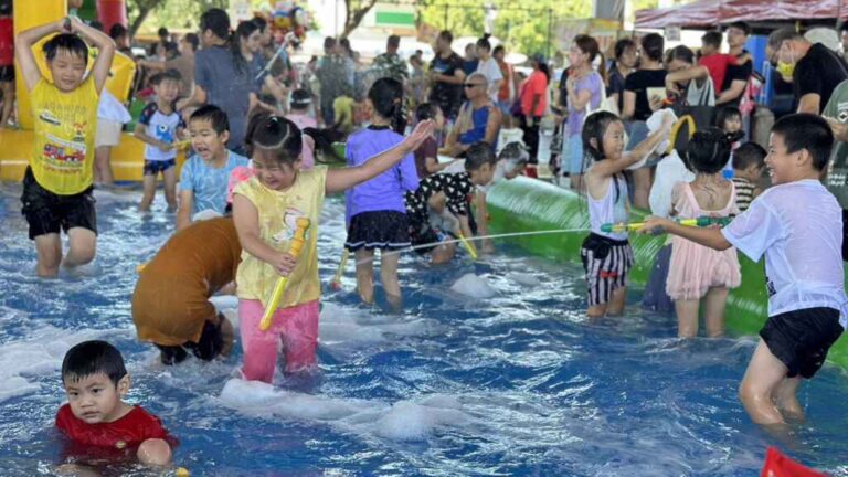 ▲彰化縣芬園鄉公所今天在芬園環保公園風雨球場盛大舉辦「芬園夏日親水派對」，讓大小朋友都能玩得開心又涼快。（記者林明佑攝）