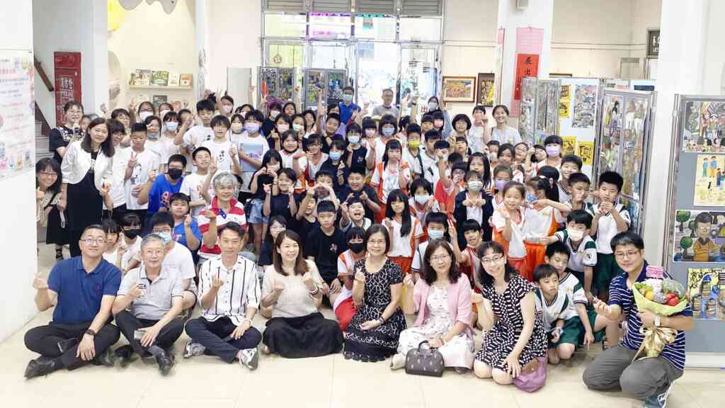 ▲彰化市忠孝國小第29屆美術班畢業成果展開幕式合照。(記者林明佑攝)