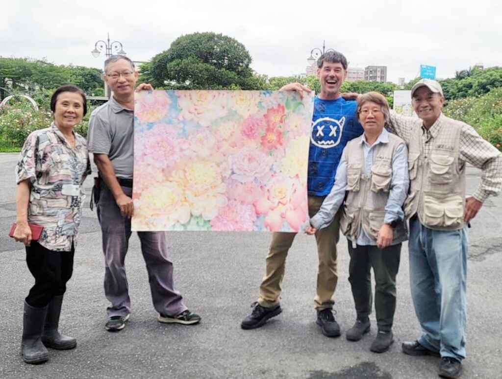▲外籍畫家Kevin肯定臺北玫瑰園是世界最美的花園。(台北市公園處提供)
