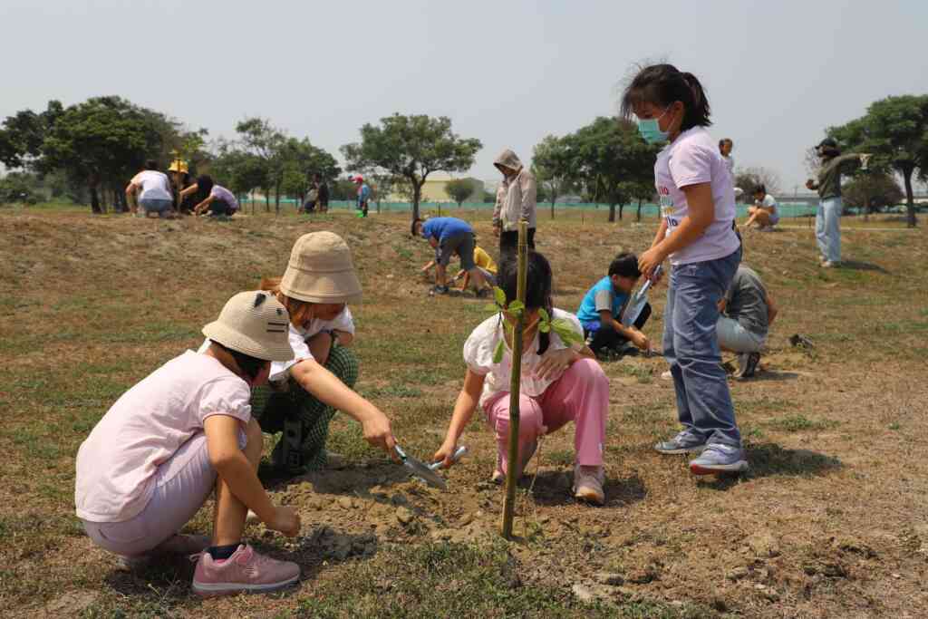 謝淑亞攜手學童種下百棵樹苗　實現淨零生活永續經營