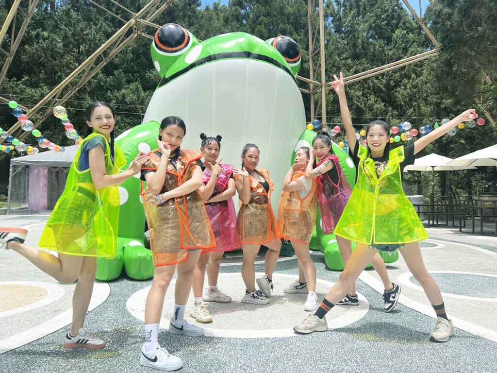 ▲九族文化村樂園文化工作隊帶來的清涼熱舞、水槍大戰、非洲鼓帶動唱等……展示了精湛的演藝,也與觀眾進行零距離互動,完美增添暑期活動的娛樂性。(記者張玉泰翻攝)